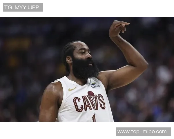 哈登36岁依旧拼搏51分钟赛场上的孤独与坚持让人心疼